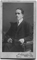 Ernst Jakob Steffen (Vater von Bob Steffen), sitzend in Anzug auf Stuhl, 1922