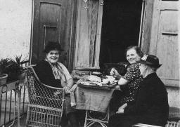 Drei Frauen auf Balkon, Thekla Maria Steffen-Eigenmann (Mutter von Bob Steffen, links) (?), 1946