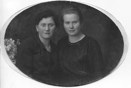 Thekla Maria Steffen-Eigenmann (Mutter von Bob Steffen, links) und eine Schwester(?) Brustbild, als junge Frauen, um 1915