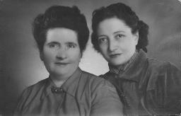 Thekla Maria Steffen-Eigenmann (Mutter von Bob Steffen) und eine junge Frau (Schwester von Bob Steffen?), um 1950