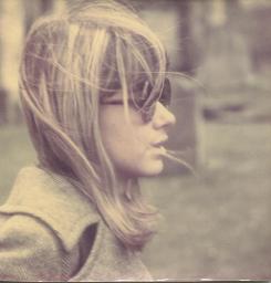 Seitenansicht von junger unbekannter Frau mit Sonnenbrille, 1970