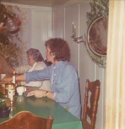 Bob Steffen zu Tisch mit seiner Mutter Thekla Maria Steffen-Eigenmann, Wohnung Landoltstrasse(?), 1973
