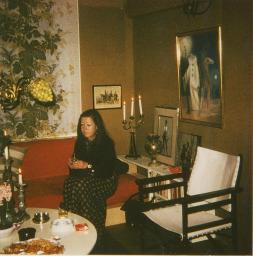 Catherine Feller in Wohnung Landoltstrasse (?), an der Wand Harlekin-Bild von Bob Steffen, 1973