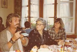 Familienessen mit Steffens, Bob mit Polaroid-Kamera, Christine Cadotsch und unbekannte Frau, 1978