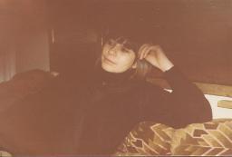 Christine Cadotsch, Nichte von Bob Steffen, in dessen Wohnung, Gutenbergstrasse 8, Bern, 1979