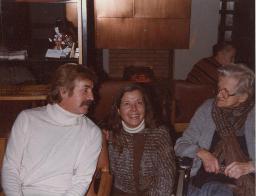 Bob Steffen mit Schnauz und gefärbtem Haar, zwei unbekannte Frauen, Wohnzimmer, 1985