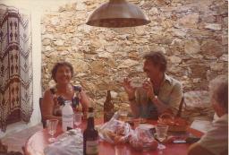 Bob Steffen und unbekannte Frau an Tisch in südlichem Ambiente, Ferienhaus in Ascona (?), 1983