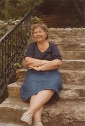 Unbekannte Frau sitzt auf Steintreppe, 1981