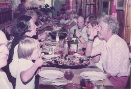 Familienessen mit Steffens, Bob (rechts), Catherine (links), Restaurant, Muscheln, 1982