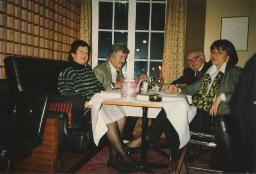 Familientreffen, v.l.n.r.: Lydia Feller-Steffen (?, Schwester), Bob Steffen, unbekannter Mann, Christine Cadotsch (Personenbezeichnungen fraglich, vgl. Sozarch_F_5141-10.01-Fb-069), 1998