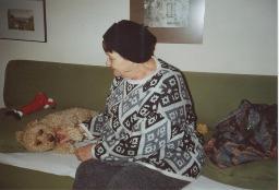 Unbekannte Frau mit Hündchen auf Sofa, 2007