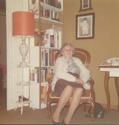 Thekla Maria Steffen-Eigenmann (Mutter von Bob Steffen) in ihrer Wohnung (?), 1973