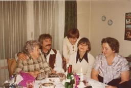 Familienfest mit Steffens; Thekla Maria (Mutter), Bob, Christine Cadotsch (Nichte, 2.v.r.), sowie weitere Gäste, 1978