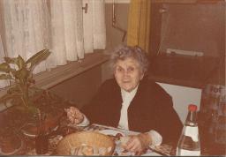 Thekla Maria Steffen-Eigenmann (Mutter von Bob Steffen) am Essen in Restaurant, 1979