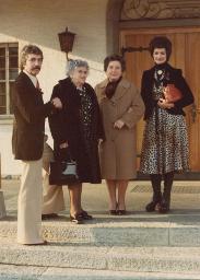 Bob Steffen, seine Mutter Thekla Maria Steffen-Eigenmann, zwei unbekannte Frauen, 1976