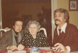 Bob Steffen mit Mutter Thekla Maria und Catherine beim Teetrinken, 1983