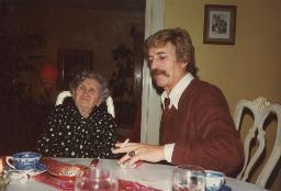 Bob Steffen mit Mutter Thekla Maria beim Teetrinken, 1983