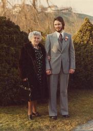 Thekla Maria Steffen-Eigenmann (Mutter von Bob Steffen) im Pelz-Mantel und ihrem Enkel (?), 1976