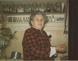 Thekla Maria Steffen-Eigenmann (Mutter von Bob Steffen) in Bobs Küche an der Gutenbergstrasse 8, Bern, um 1980