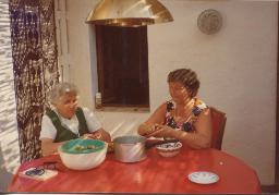Flora (?) und Thekla Maria Steffen-Eigenmann (Mutter von Bob Steffen) bei Rüstarbeiten, südliches Ambiente, 1976