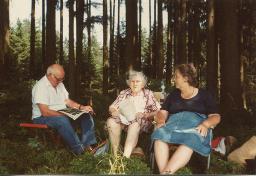 Thekla Maria Steffen-Eigenmann (Mutter von Bob Steffen, Mitte) und unbekannte Familienmitglieder auf Stühlen an Waldrand, 1976