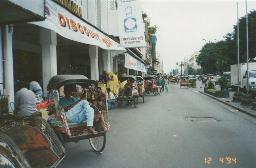 Strassenszenerie mit vielen Rikschas, 12.04.1994