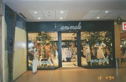 Bob Steffen, grauhaarig mit Schnauz, vor Schaufenster «animale», 12.04.1994