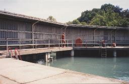 Drei unbekannte Männer im Männerbad, Aarebad Marzili, Bern, um 2000