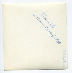 Rückseite: Thekla Maria Steffen-Eigenmann (Mutter von Bob Steffen), "Teilansicht v. Casa Surlej" in Ascona im rosa Hemd; neben ihr Martin Signer, 1972