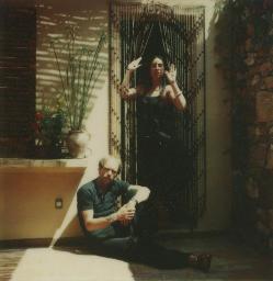Corina Signer im Türrahmen, Martin Signer sitzt vor ihr, Casa Surlej in Ascona (?), um 1975
