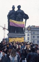 Demonstrantinnen vor weiblicher Statue; ILIS (International Lesbian Information Service) Konferenz Genf 1986