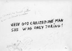 Spruch "When God created the man she was only joking"; wahrscheinlich auf einer öffentlichen Toilette fotografiert
