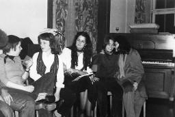 Sechs Frauen an einer Sitzung im Theater (?) v.l.n.r. : Ursula (angeschnitten), Lis, Gabi, Susanne, Irene, Regula Schnurrenberger