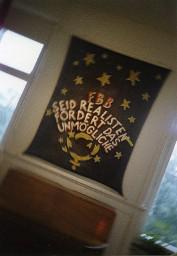 Ausstellung über die FBB (Frauenbefreiungsbewegung) August 1989 Plakat der FBB "FBB Seid Realisten - fordert das Unmögliche"