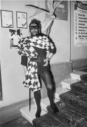 Bob Steffen kostümiert als Zorro auf Treppe, um 1955