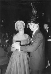 Bob Steffen in Schale mit Kopfschmuck tanzt mit «Dragqueen», um 1955