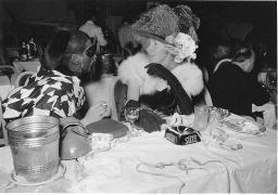 Bob Steffen als Zorro an Tisch mit Dame an einer Veranstaltung, um 1955