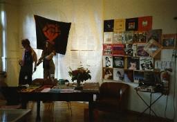 Ausstellung der FBB (Frauenbefreiungsbewegung) August 1989; diverse Bilder, ein Plakat und zwei Schaufensterpuppen
