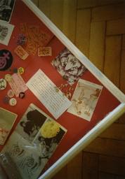 Ausstellung der FBB (Frauenbefreiungsbewegung) August 1989; diverse Werbearktikel (Buttons, Postkarten, Streichhölzer)