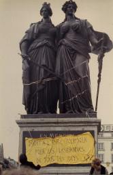 Plakat an Statue in Genf 1986 " Droit à l'asile politique pour les lesbiennes de tous les pays"; ILIS (International Lesbian Information Service) Konferenz
