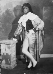 Bob Steffen als Hamlet vor gemaltem Bühnenbild in historischem Kostüm, um 1955