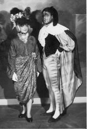Bob Steffen als Hamlet und unbekannte Frau als Ophelia vor gemaltem Bühnenbild in historischen Kostümen, um 1955