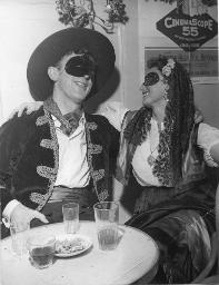 Unbekannter Westernheld mit Zorromaske mit seiner Lady vor Filmplakat, Kostümparty, 1958