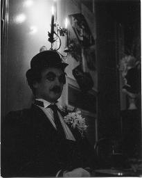 Unbekannter Dandy, sitzend, Kostümparty, 1958