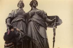 Demonstrantin auf Statue Genf 1986; ILIS (International Lesbian Information Service) Konferenz