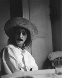 Unbekannter als Jean-Louis Barrault in «Les Enfants du Paradis», sitzend; Kostümparty, 1958