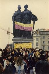 Demonstrantinnen vor weiblicher Statue; ILIS (International Lesbian Information Service) Konferenz Genf 1986