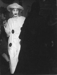 Unbekannter als Jean-Louis Barrault in «Les Enfants du Paradis» stehend mit schwarzer Figur; Kostümparty, 1958