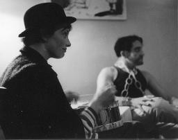 Unbekannte Frau und Mann als «Grande Zampanoo» aus «La Strada»; Kostümparty, 1958