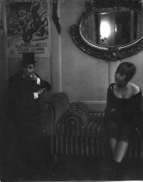 Rolf und Lilo Weber auf Sofa. Sie als «La Goulue», er mit Zylinder; Kostümparty, 1958